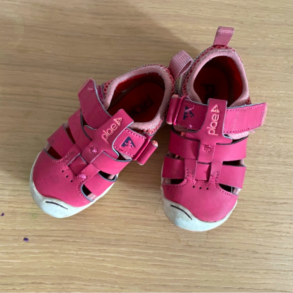 Plae leather sandals